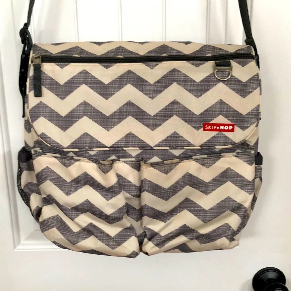 Skip Hop Diaper Bag Chevron White & Gray Changing Pad Shoulder Strap!
